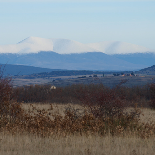 senda de la casa de la ciudad valonsadero, vista del moncayo y numancia