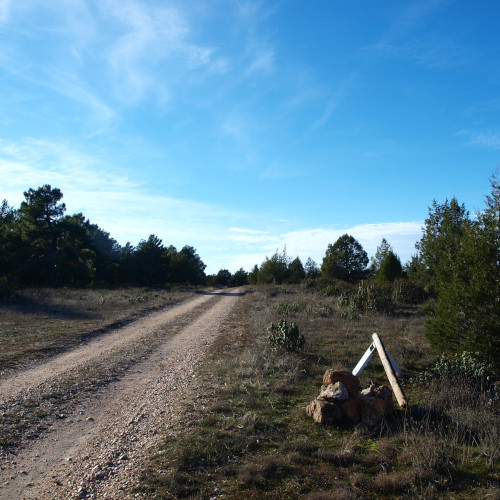 senda de la cerrada, poste en el suelo